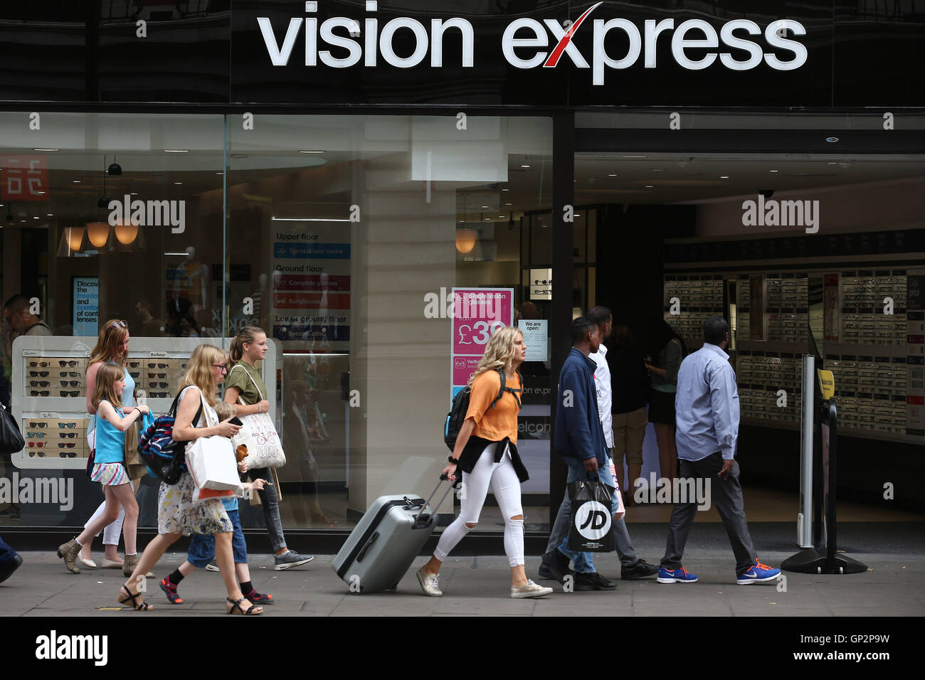 Regno Unito, Londra : Vision Express Opticians è raffigurato su Oxford  Street nel centro di Londra il 20 agosto 2016 Foto stock - Alamy