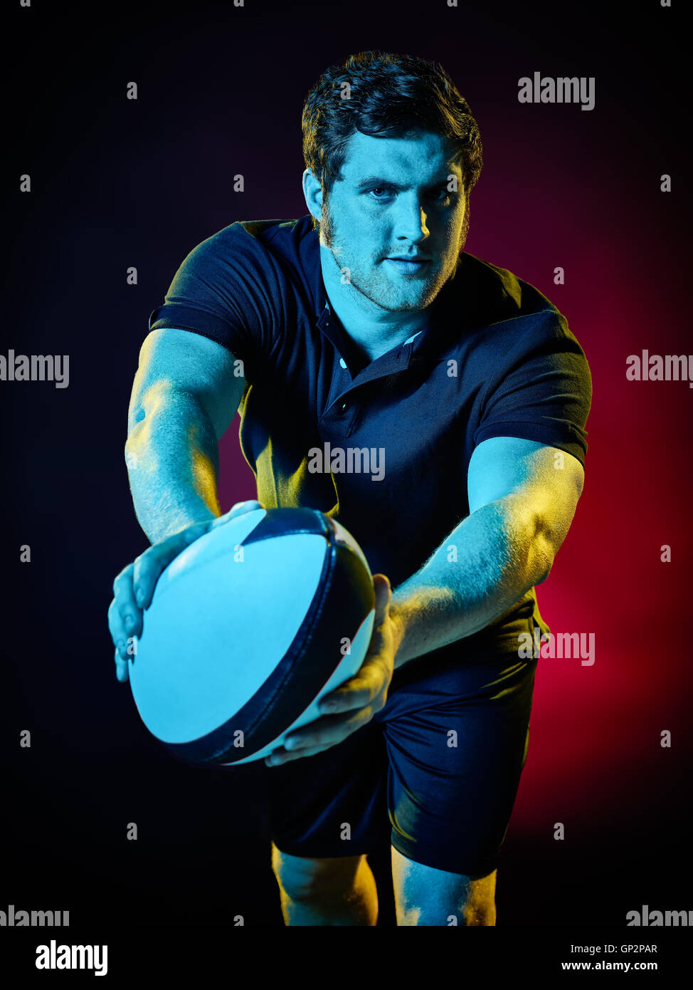 Un caucasian rugby man lettore colorati su sfondo nero Foto Stock