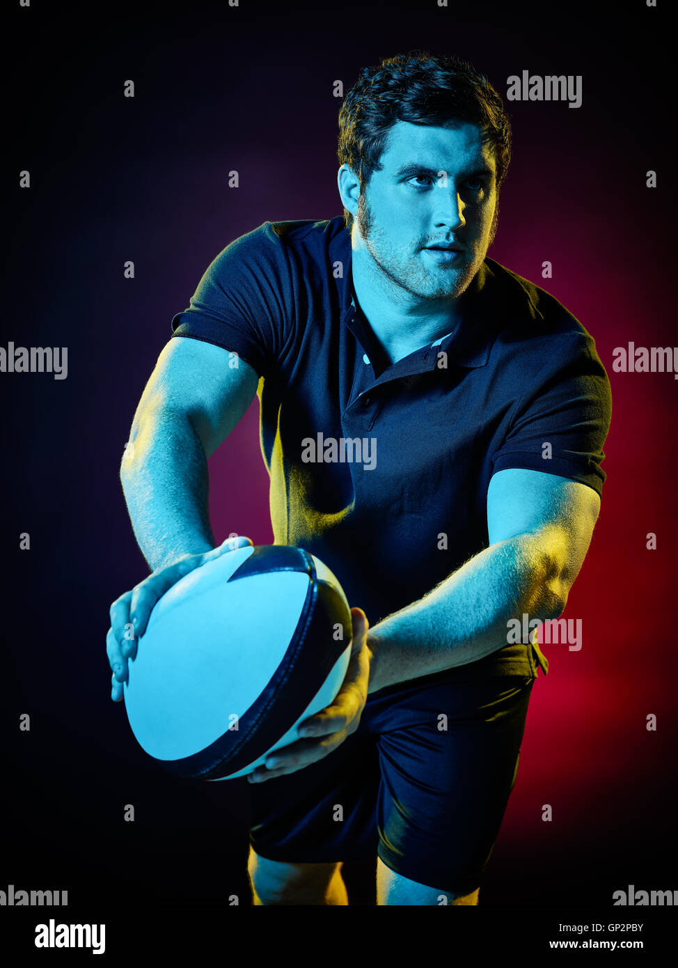 Un caucasian rugby man lettore colorati su sfondo nero Foto Stock