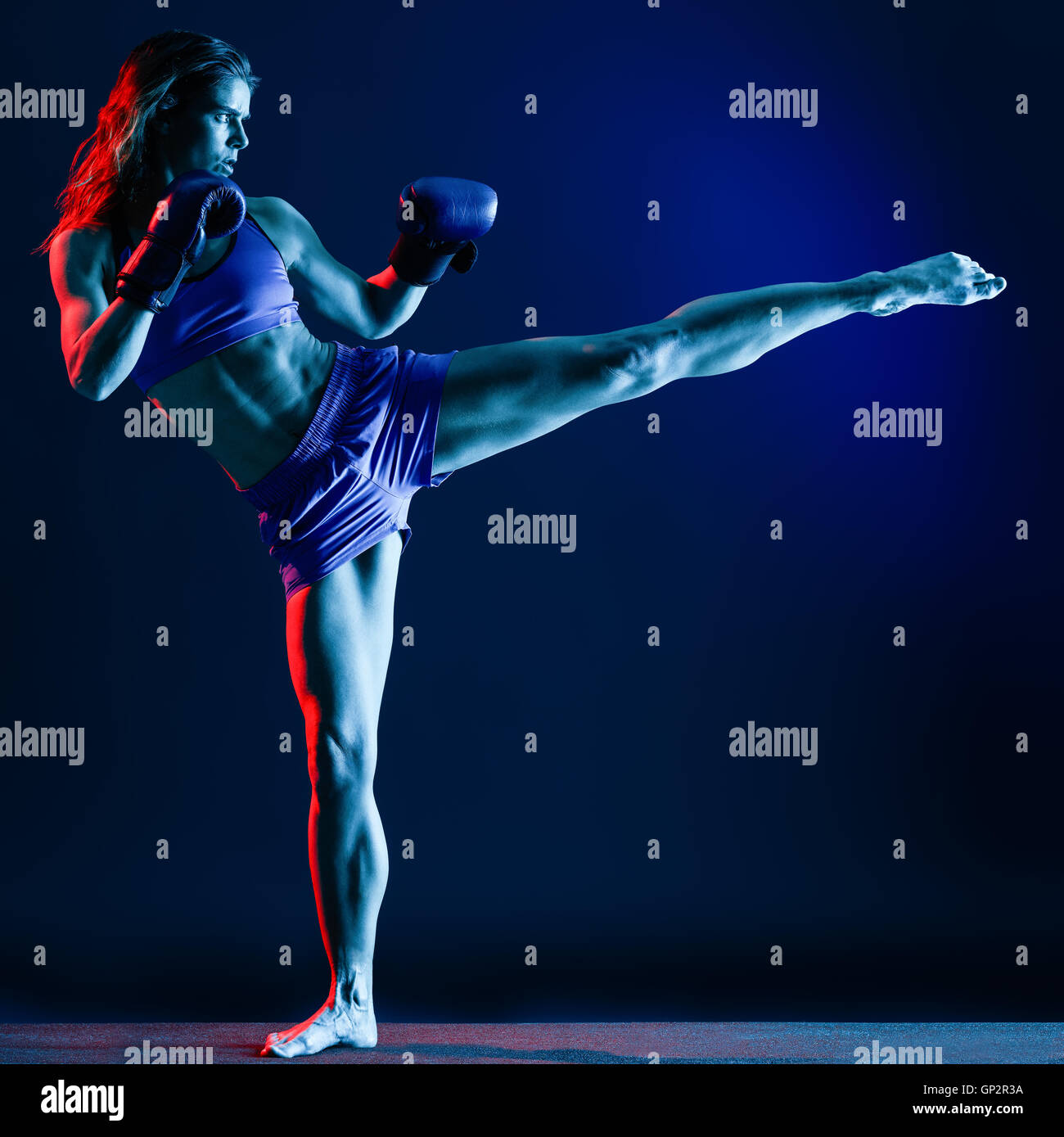 Una donna caucasica boxer boxing isolati su sfondo nero Foto Stock