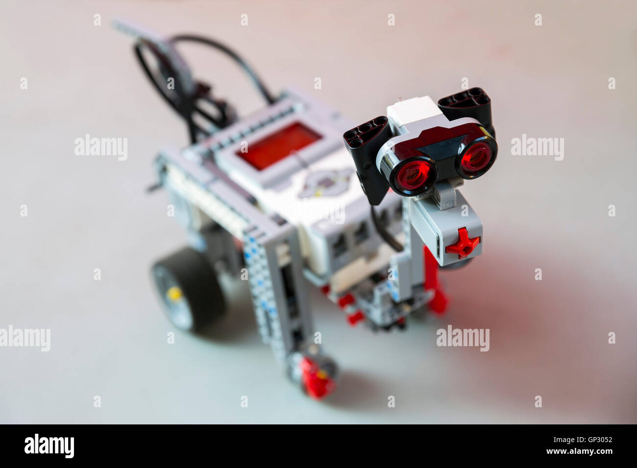 Robot giocattolo realizzato da giocattolo di plastica blocchi colorati. Giocattolo del cane. Foto Stock