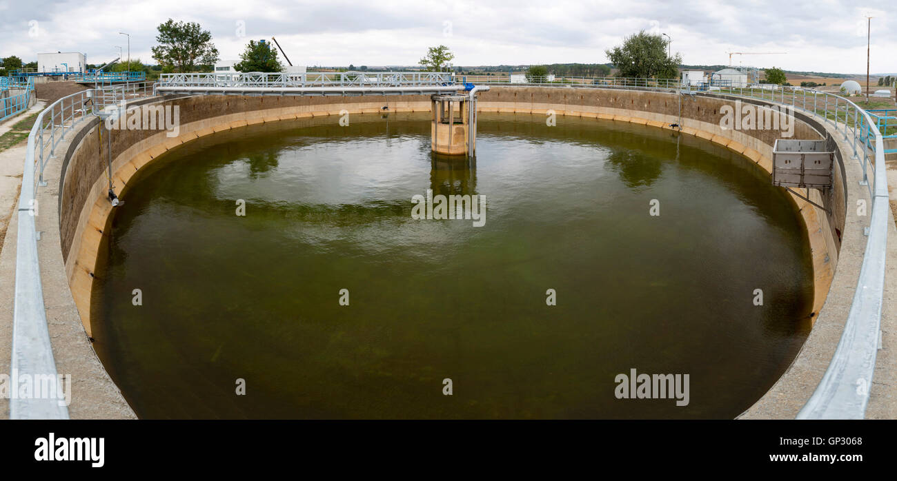Ricircolo dei fanghi chiarificatore contatto solido serbatoio di sedimentazione. Verde acqua sporca. Impianto di trattamento delle acque reflue. Trattamento delle acque reflue Foto Stock