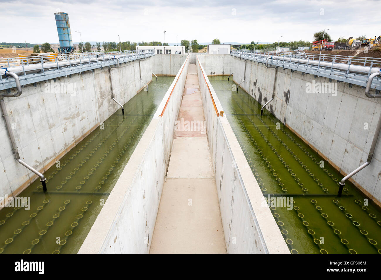Ricircolo dei fanghi chiarificatore contatto solido serbatoio di sedimentazione. Verde acqua sporca. Impianto di trattamento delle acque reflue. Trattamento delle acque reflue Foto Stock