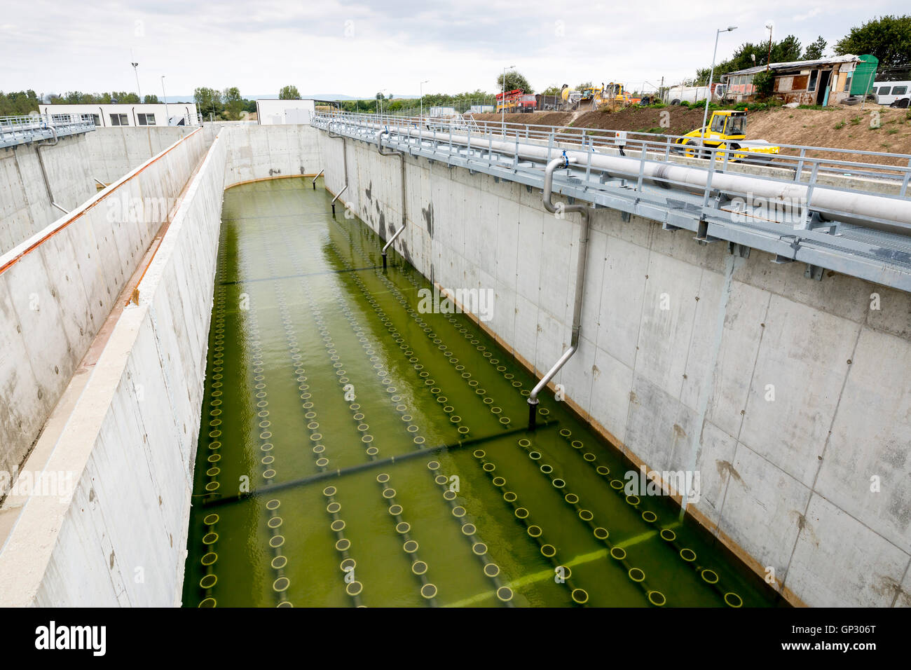 Ricircolo dei fanghi chiarificatore contatto solido serbatoio di sedimentazione. Verde acqua sporca. Impianto di trattamento delle acque reflue. Trattamento delle acque reflue Foto Stock