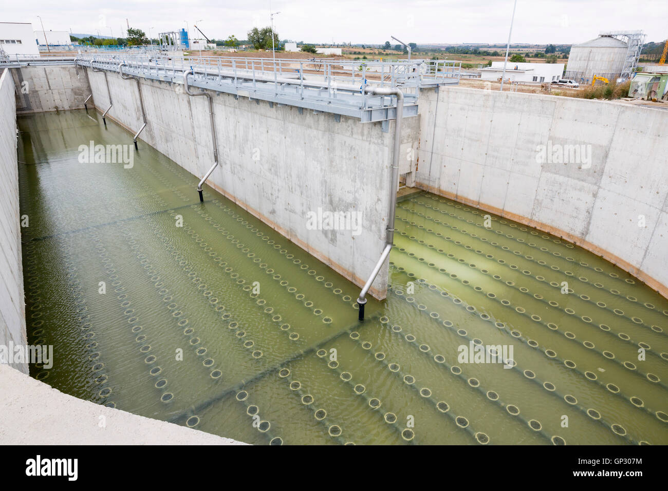 Ricircolo dei fanghi chiarificatore contatto solido serbatoio di sedimentazione. Verde acqua sporca. Impianto di trattamento delle acque reflue. Trattamento delle acque reflue Foto Stock