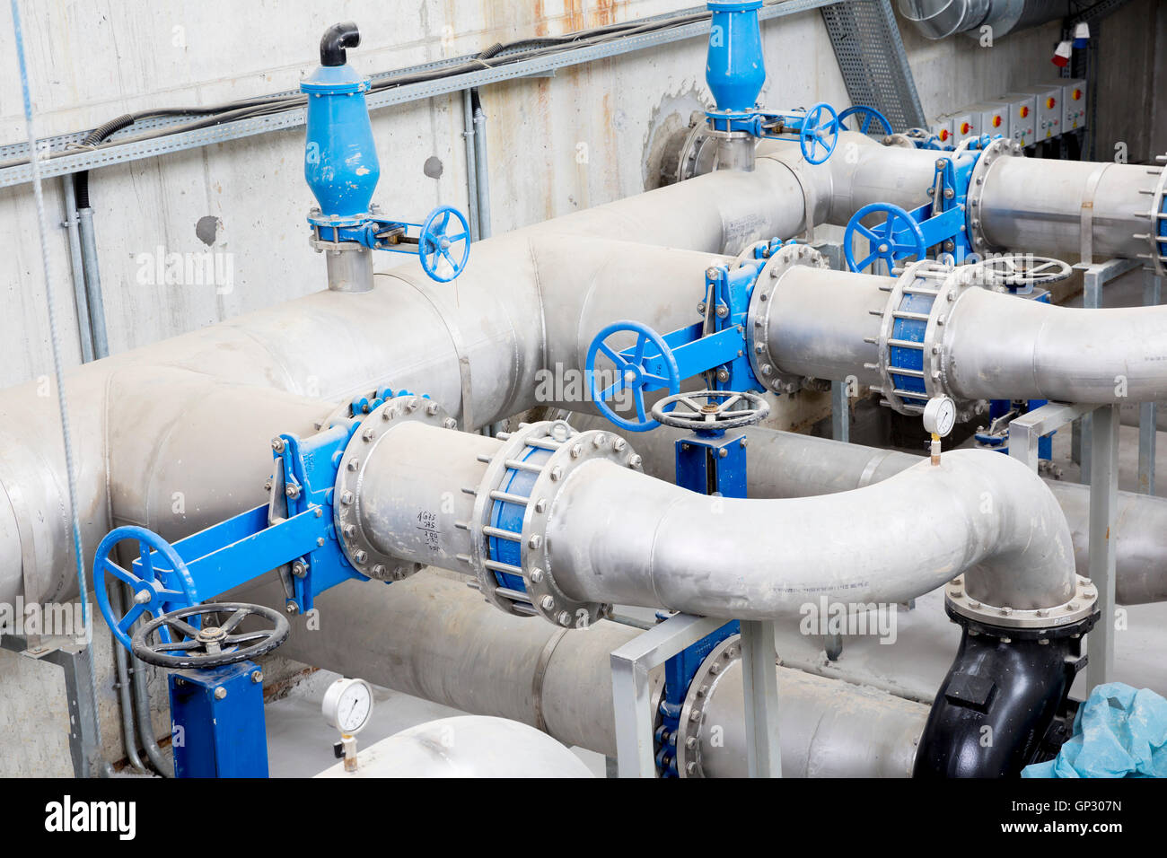 Impianto di trattamento delle acque reflue. Una nuova stazione di pompaggio. Valvole e tubazioni. Urban moderni impianti di trattamento, condutture e pompe potenza Foto Stock