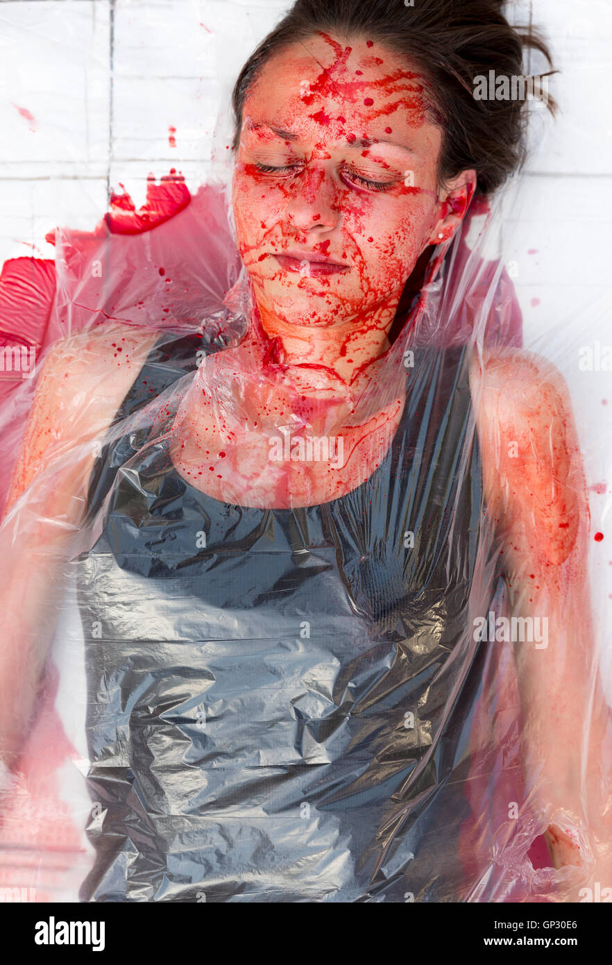 Sofia, Bulgaria - 21 Giugno 2016: i vegani e vegetariani di attivisti per i diritti degli animali stessi coperto di sangue e avvolto themselv Foto Stock