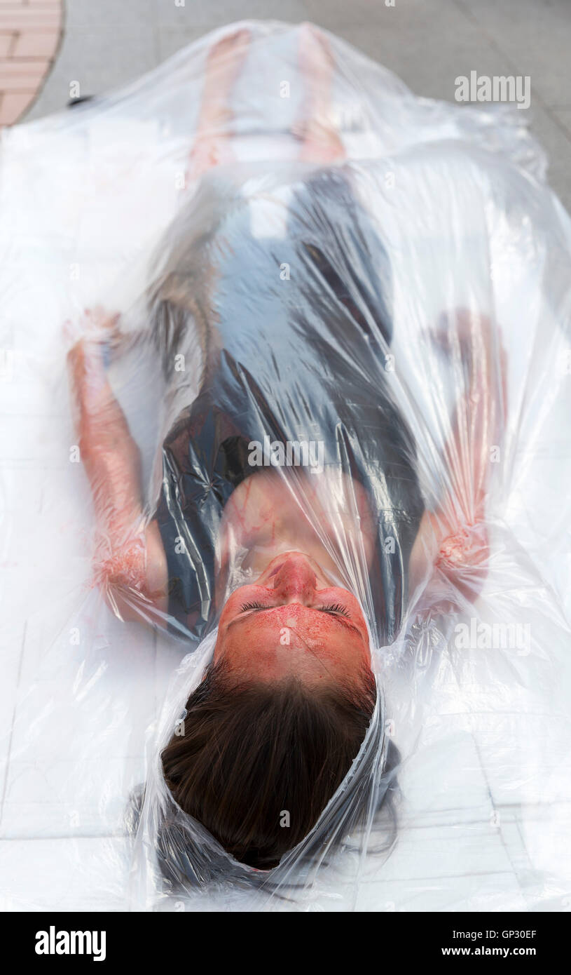 Sofia, Bulgaria - 21 Giugno 2016: i vegani e vegetariani di attivisti per i diritti degli animali stessi coperto di sangue e avvolto themselv Foto Stock