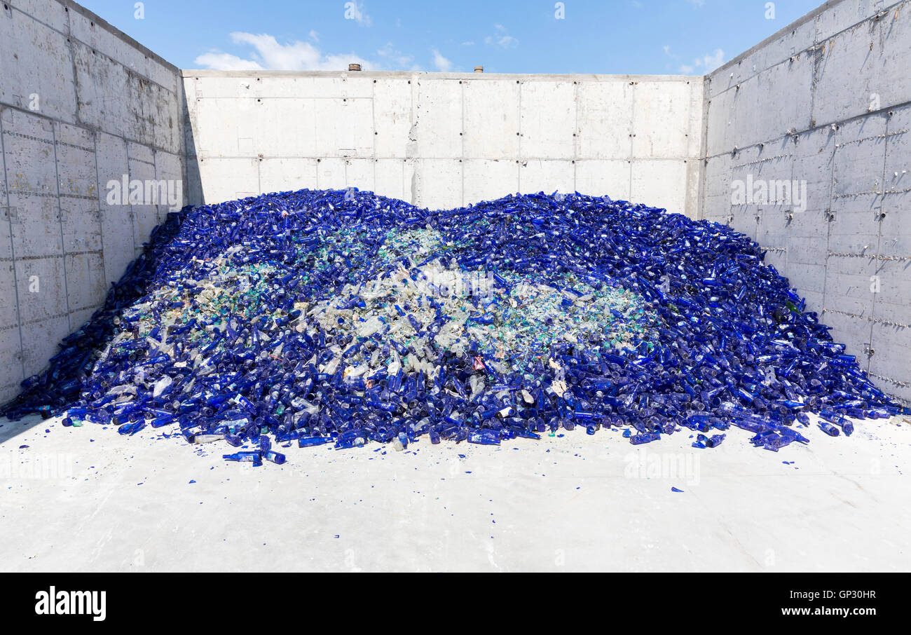 Rifiuti di vetro per il riciclaggio in un impianto di riciclaggio. Diversi imballaggi in vetro bottiglia rifiuti. Rifiuti di vetro di gestione. Recycli di vetro Foto Stock