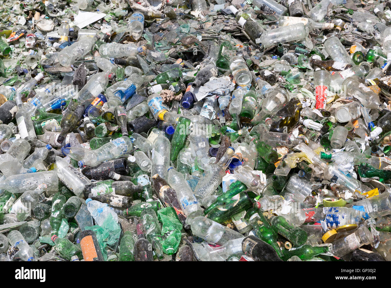 Rifiuti di vetro per il riciclaggio in un impianto di riciclaggio. Diversi imballaggi in vetro bottiglia rifiuti. Rifiuti di vetro di gestione. Processo di wa Foto Stock