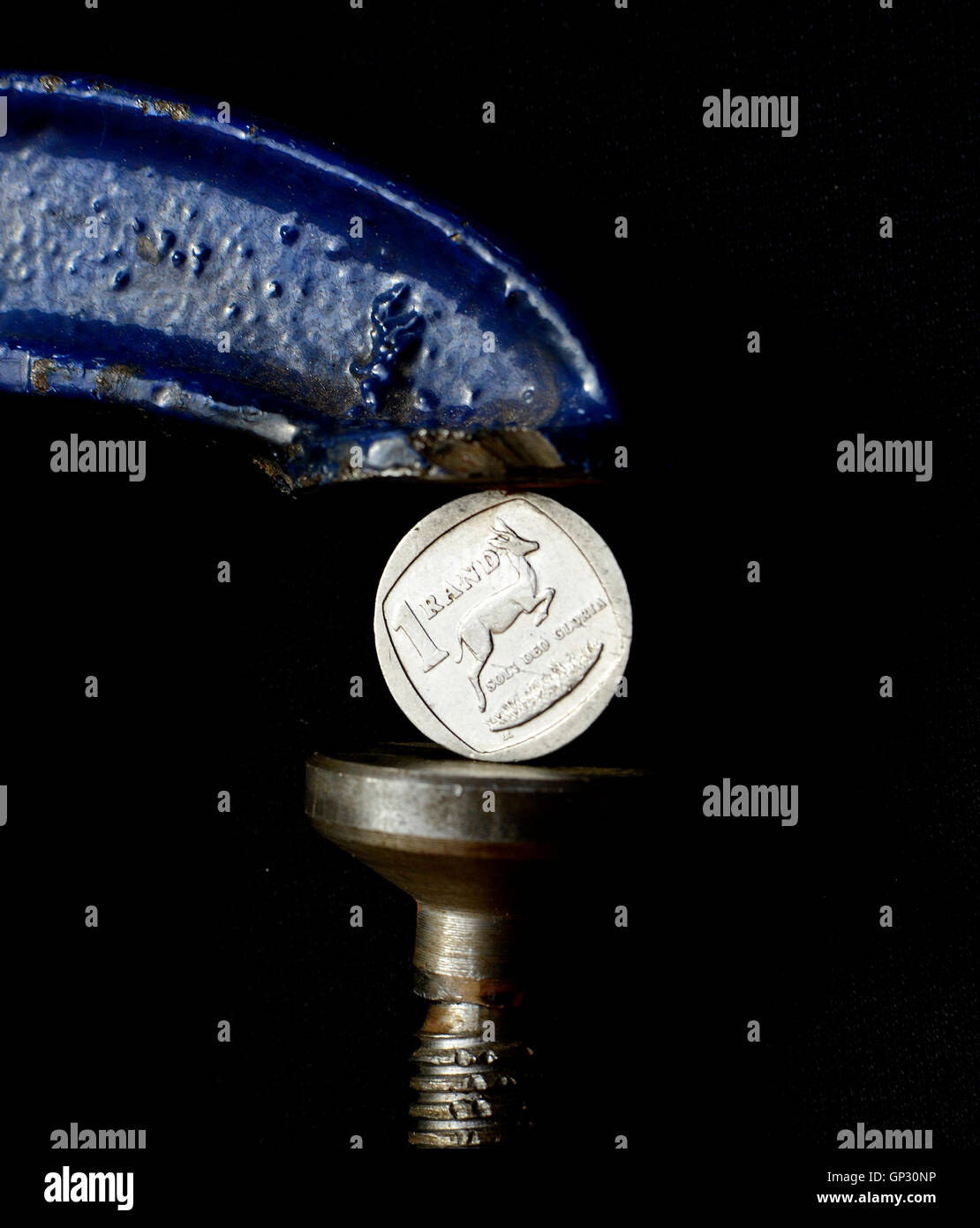 Cambio sotto il concetto di pressione. Rand sudafricano ZAR sotto pressione in una morsa. Foto Stock