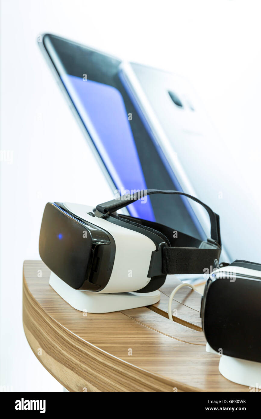 La realtà virtuale (VR) auricolari (occhiali) su un tavolo. VR è coinvolgente multimedia o computer-realtà simulata - un computer techno Foto Stock