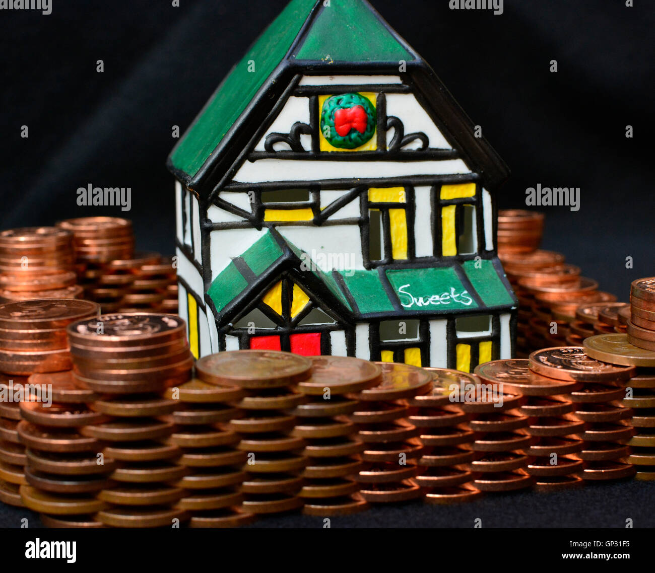 Protetto proprietà commerciale Concetto di investimento. Shop protetto da una fortezza di denaro. Foto Stock