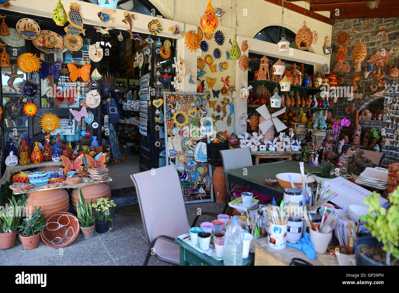 Ceramiche tradizionali prodotti in ceramica decorate con design colorato in ceramica Foto Stock