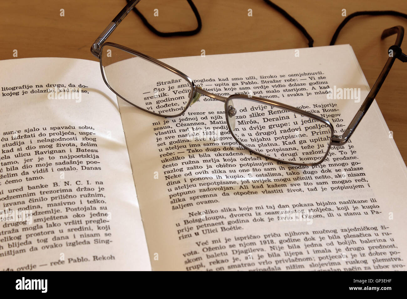 Gli occhiali da lettura sul libro Foto Stock