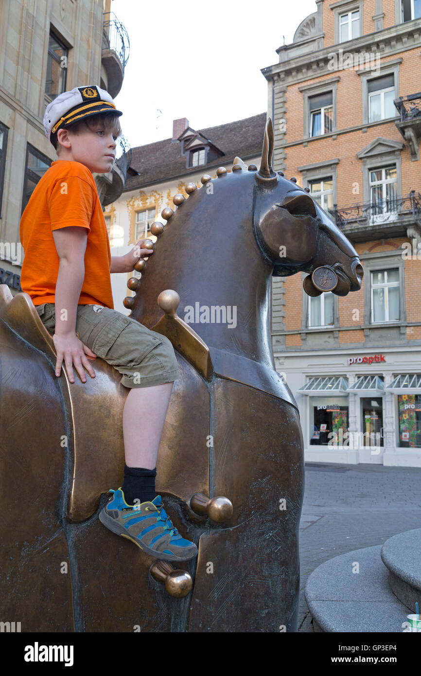 Ragazzo di equitazione statua in metallo di un cavallo, di Costanza e il Lago di Costanza, Baden-Wuerttemberg, Germania Foto Stock