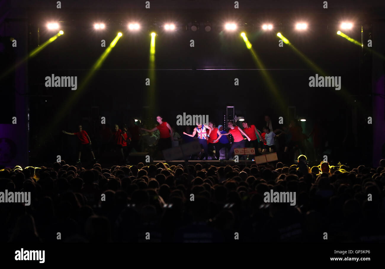 Gli artisti interpreti o esecutori sul palco durante la cerimonia di apertura il primo giorno di scuola Giochi 2016, Loughborough University. Stampa foto di associazione. Picture Data: giovedì 1 settembre 2016. Foto Stock