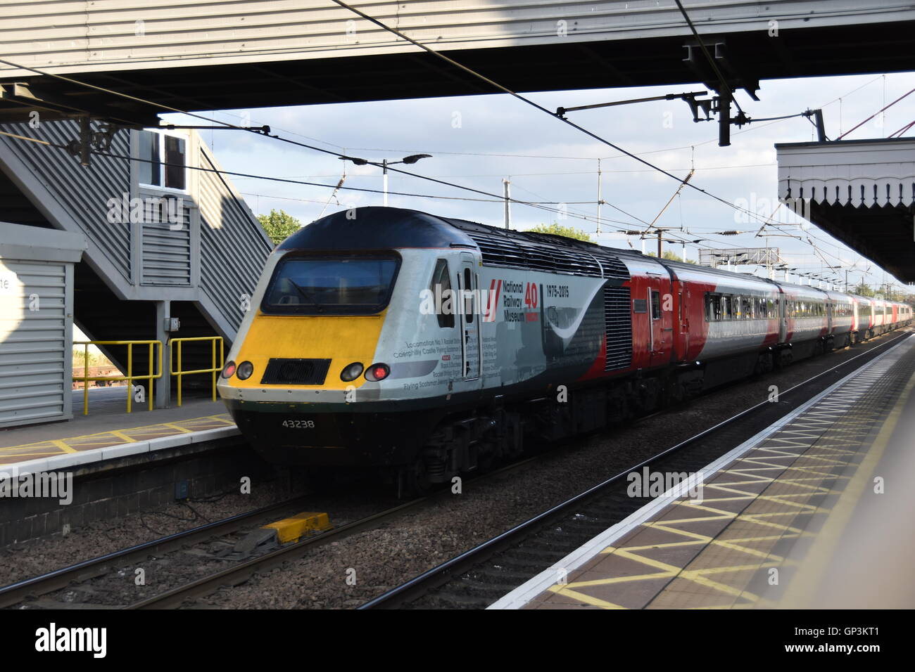 Un HST di classe 43 passa attraverso la stazione ferroviaria Newark Northgate. Foto Stock