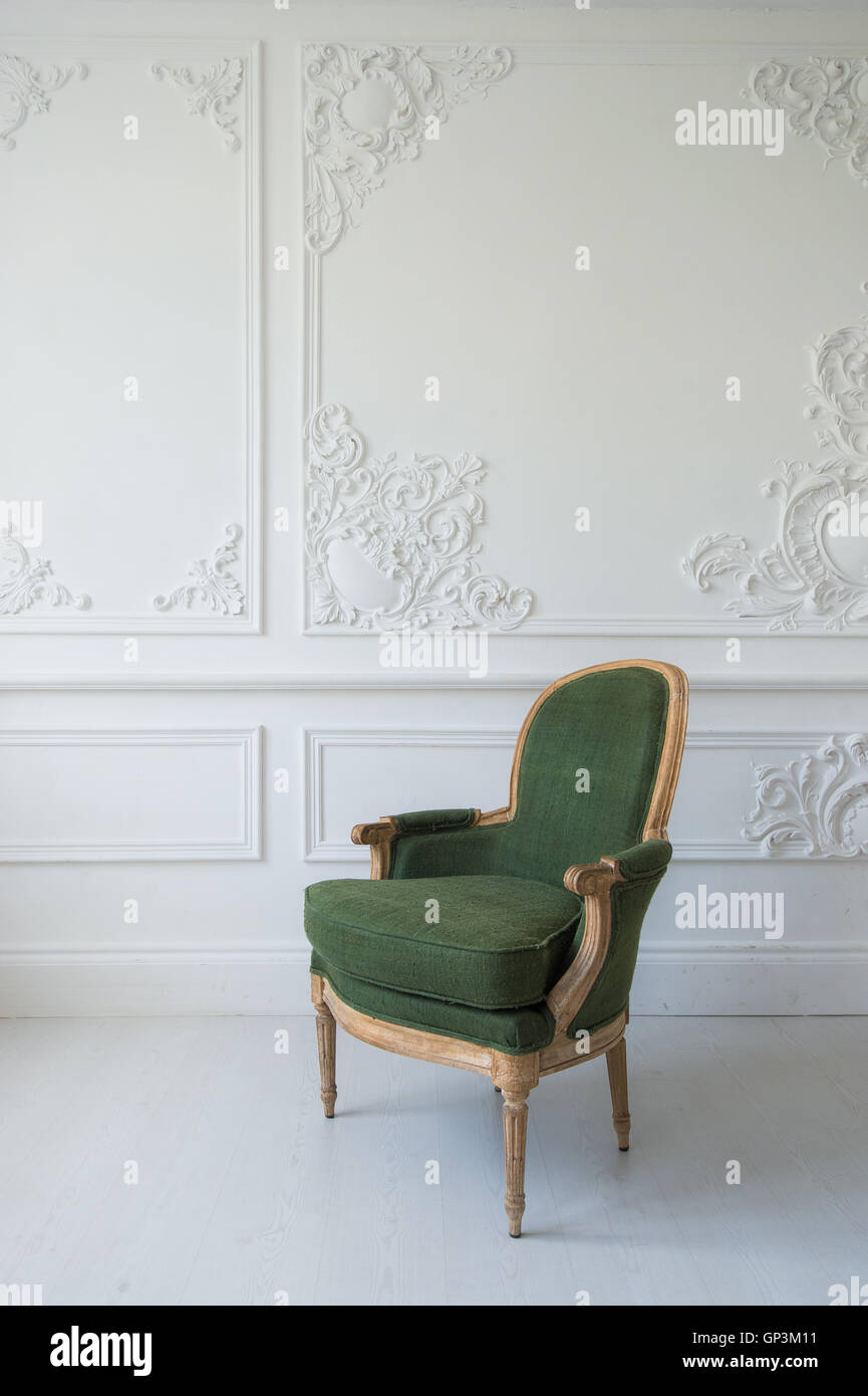 Elegante poltrona verde nel lusso clean bright interni bianchi Foto Stock
