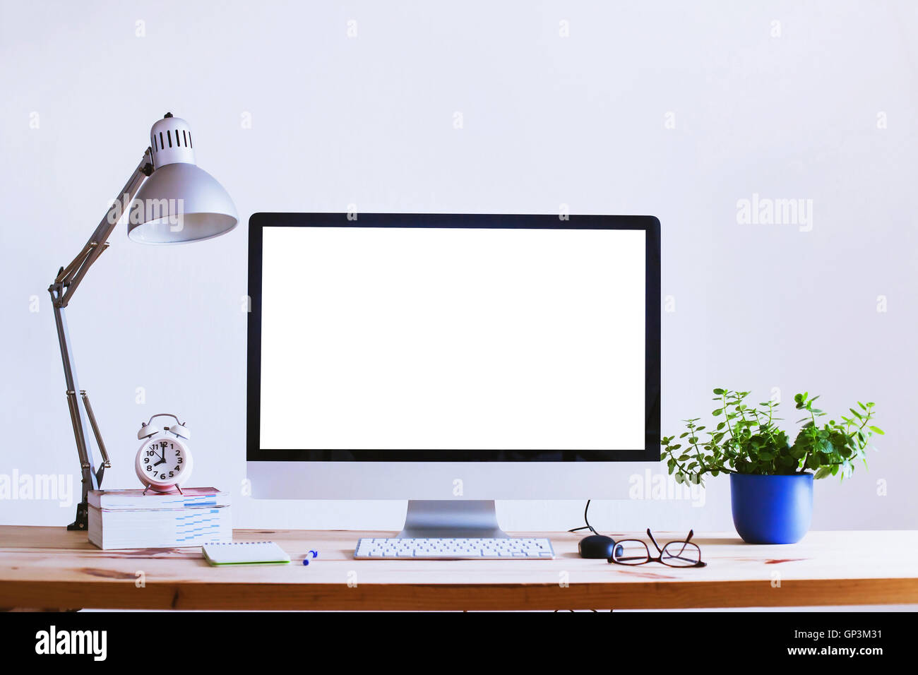 Bella workplace, computer con il bianco vuoto nella schermata vuota, home office interno Foto Stock