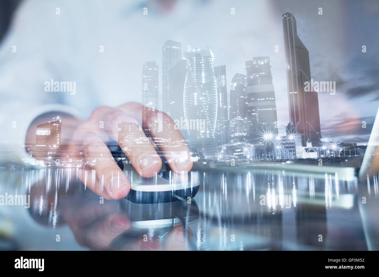 Doppia esposizione della mano con il mouse, uomo d affari lavorando sul computer online Foto Stock