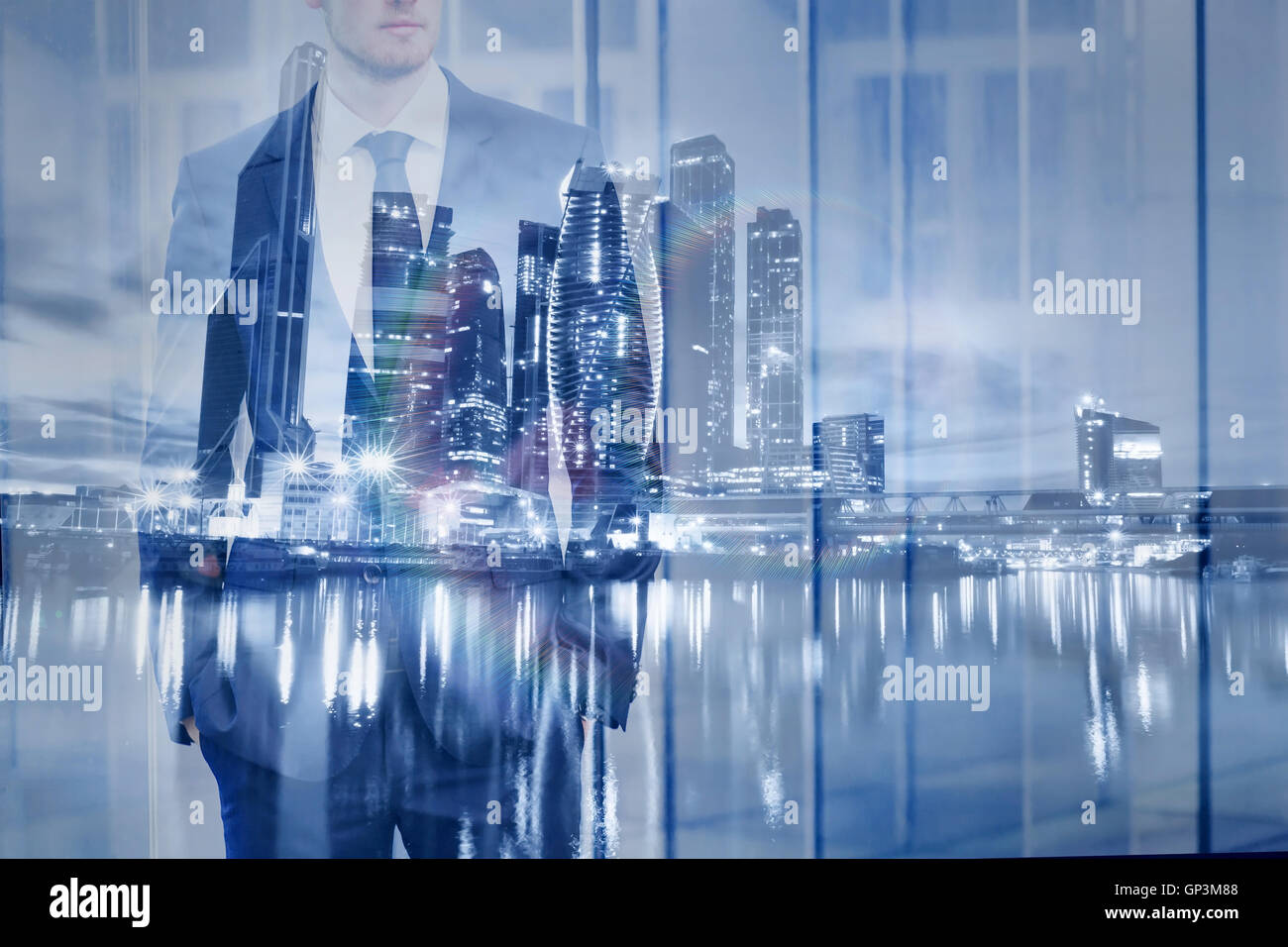Doppia esposizione di imprenditore con moderno skyline della città, background aziendale Foto Stock