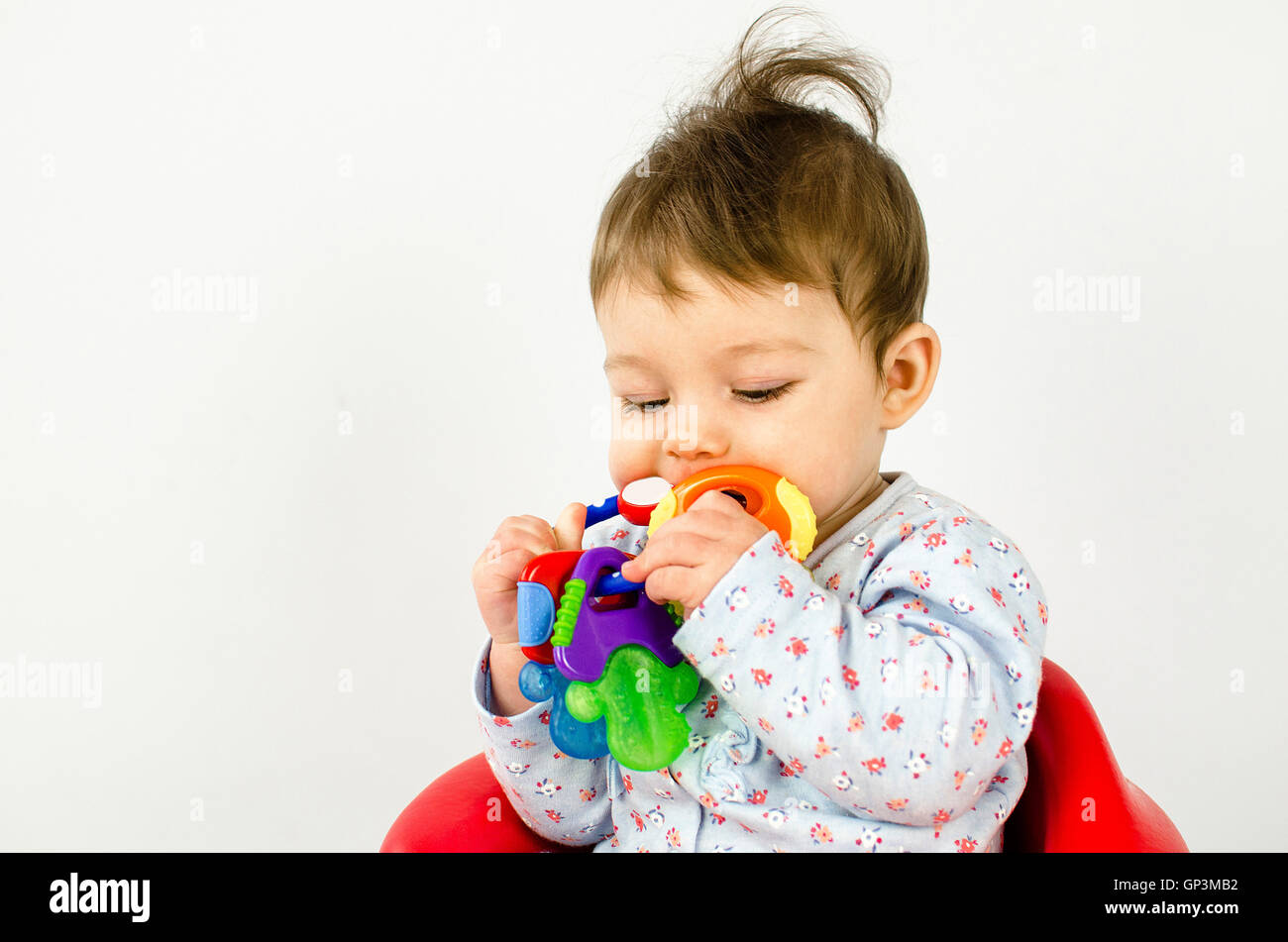 Adorabile bambina e la dentizione massaggiagengive da masticare Foto Stock