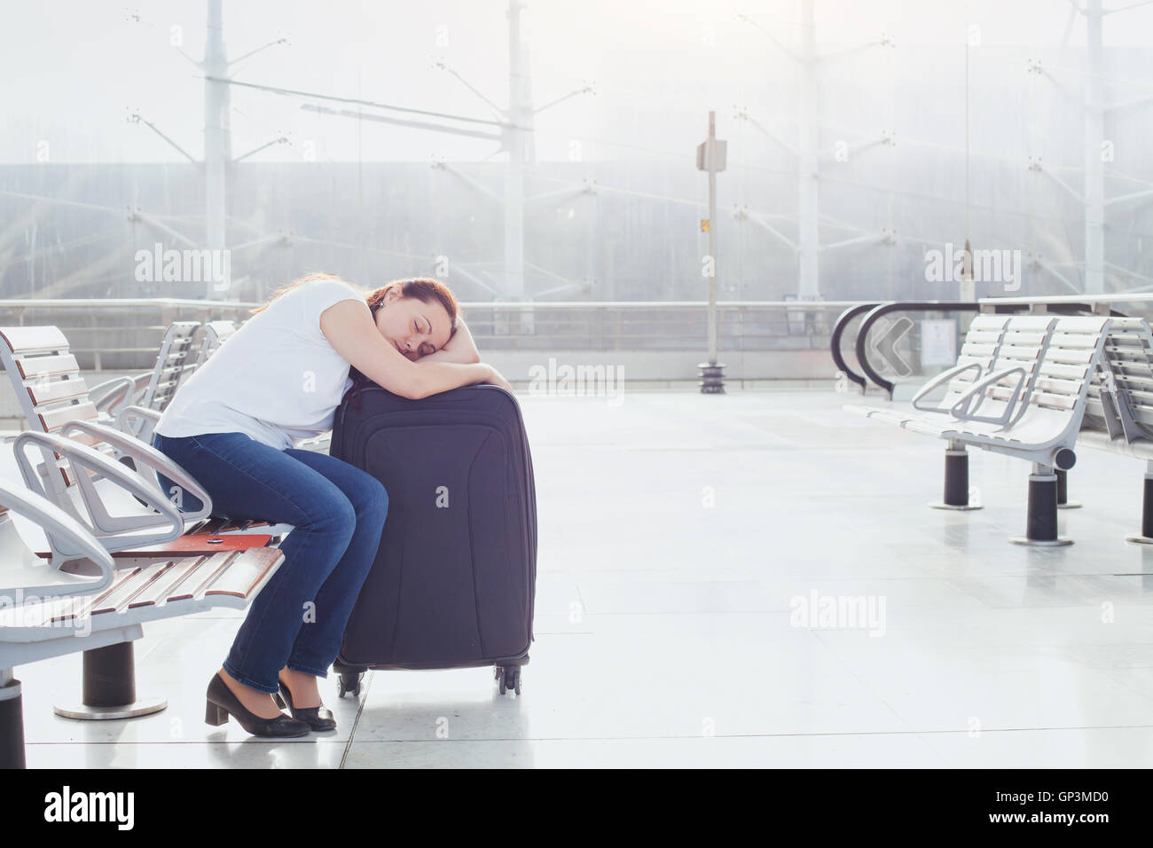 Donna che Dorme in aeroporto, il passeggero in transito Foto Stock