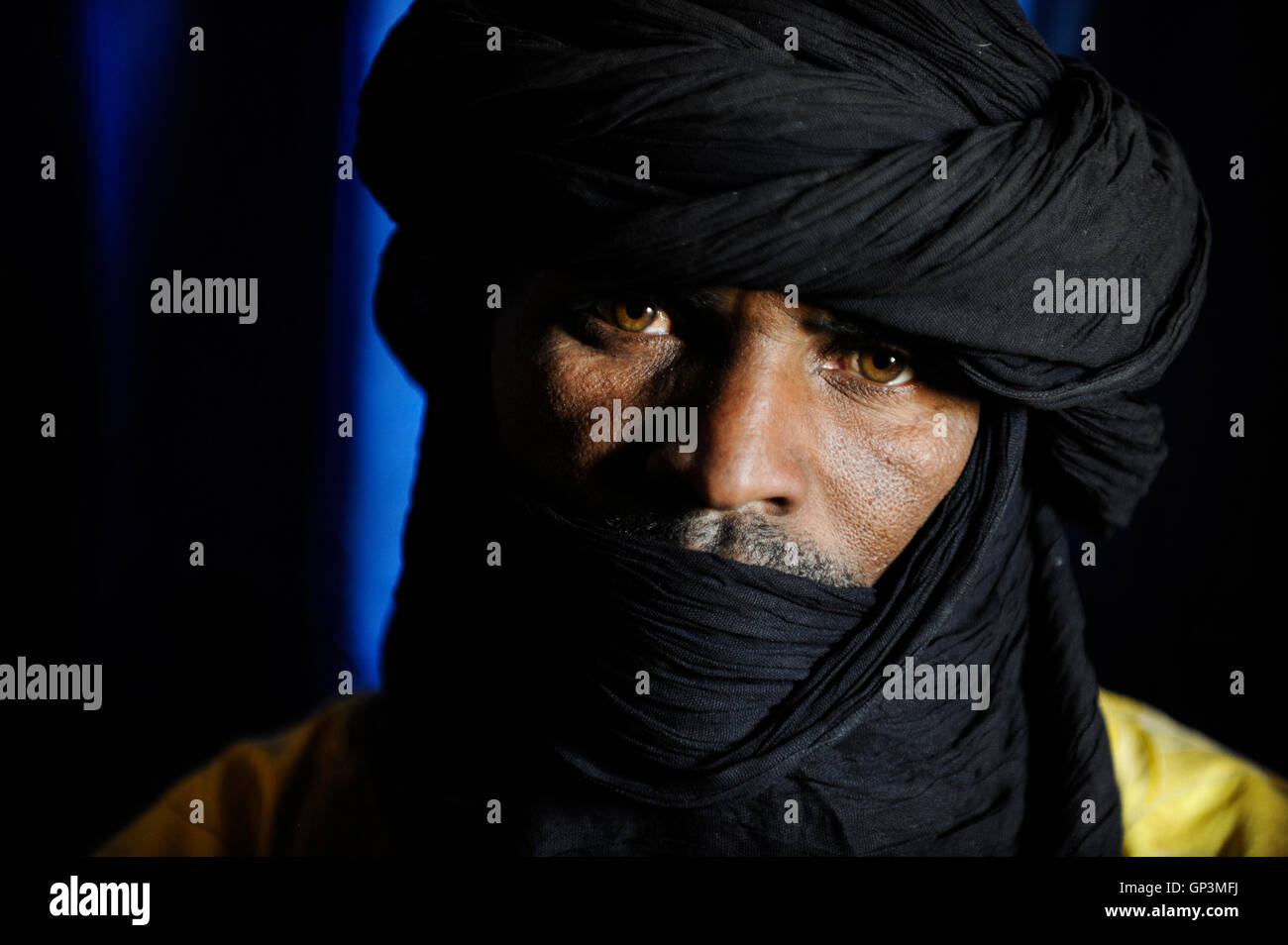 Il BURKINA FASO Dori, maliano rifugiati, la maggior parte dei Tuareg, in un campo di rifugiati Goudebo dell UNHCR, essi sono fuggiti a causa della guerra e del terrore islamico nel nord del Mali , Touareg indossare un Tagelmust Foto Stock