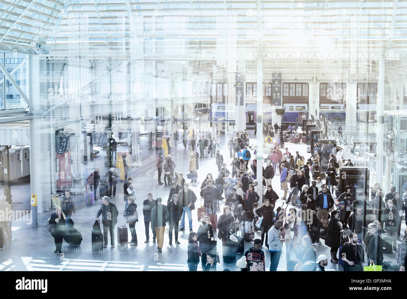 Pendolari in stazione ferroviaria moderna, persone in attesa nel nuovo terminal della Stazione Gare de Lyon a Parigi, Francia Foto Stock