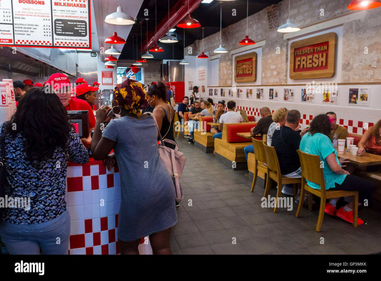 Parigi, Francia, interni, francesi, ordinazione al bancone al fast food Hamburger Restaurant, ristorante dal design moderno 'Five Guys' Foto Stock