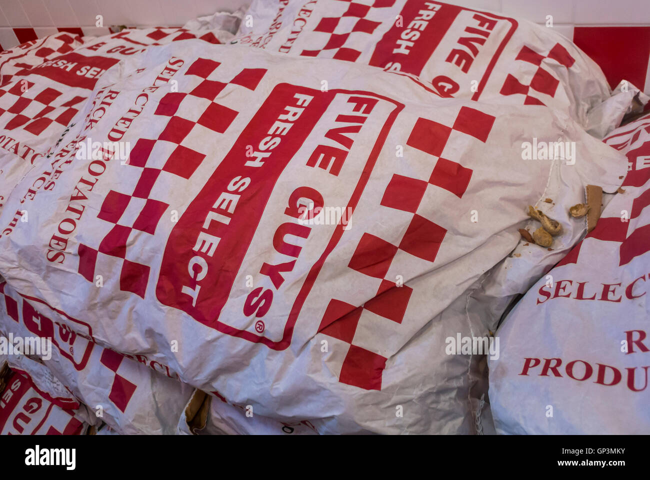 Parigi, Francia, interno, dettaglio, sacchi di patate sul pavimento in un fast food Hamburger ristorante, 'cinque ragazzi' Bercy, Foto Stock