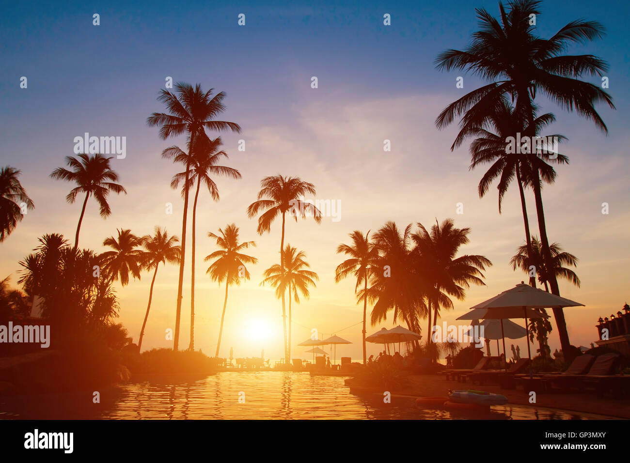 Vacanze estive, paradiso spiaggia tropicale sfondo, lussuoso hotel al tramonto Foto Stock