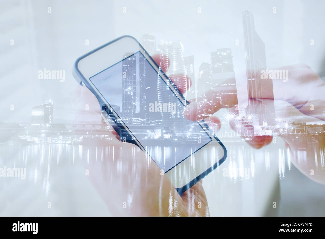 Doppia esposizione di mani con smart phone, le moderne tecnologie di applicazione per dispositivi mobili Foto Stock