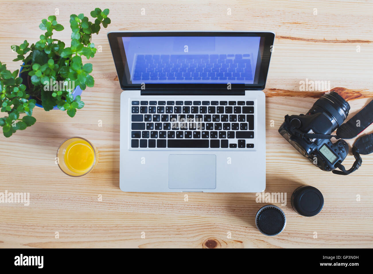 Luogo di lavoro del fotografo, vista dall'alto dell'ingranaggio, fotocamera con lenti e computer laptop Foto Stock