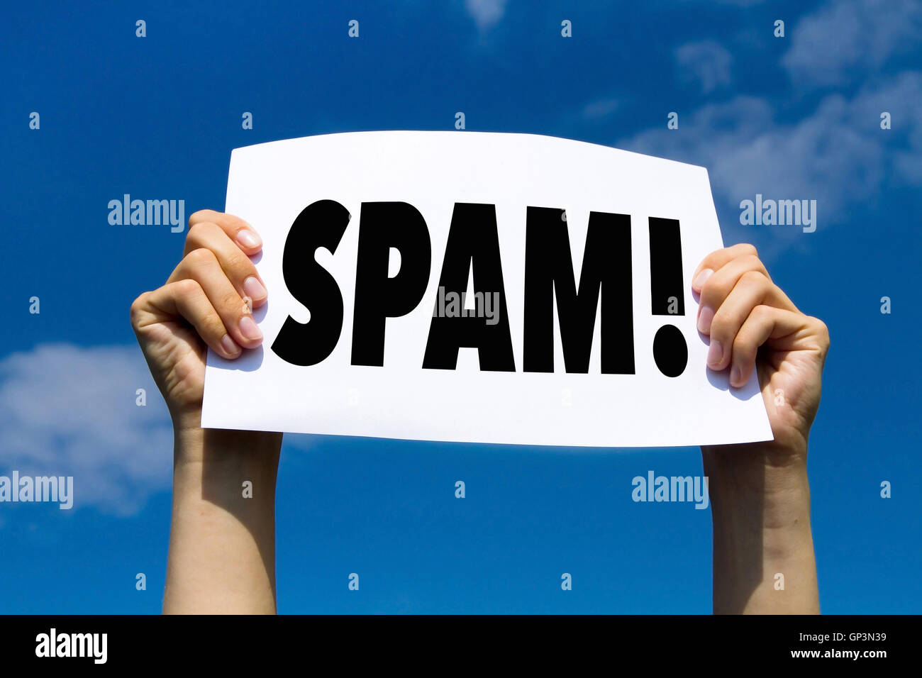 Avviso di spam, mani tenendo premuto segno di carta Foto Stock