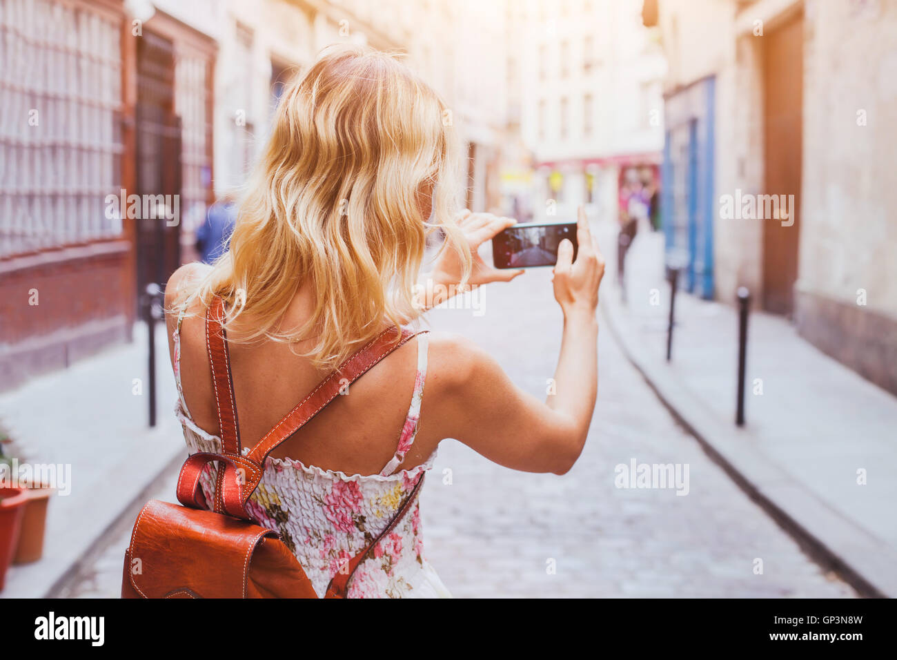 Turistica prendendo foto su strada Foto Stock