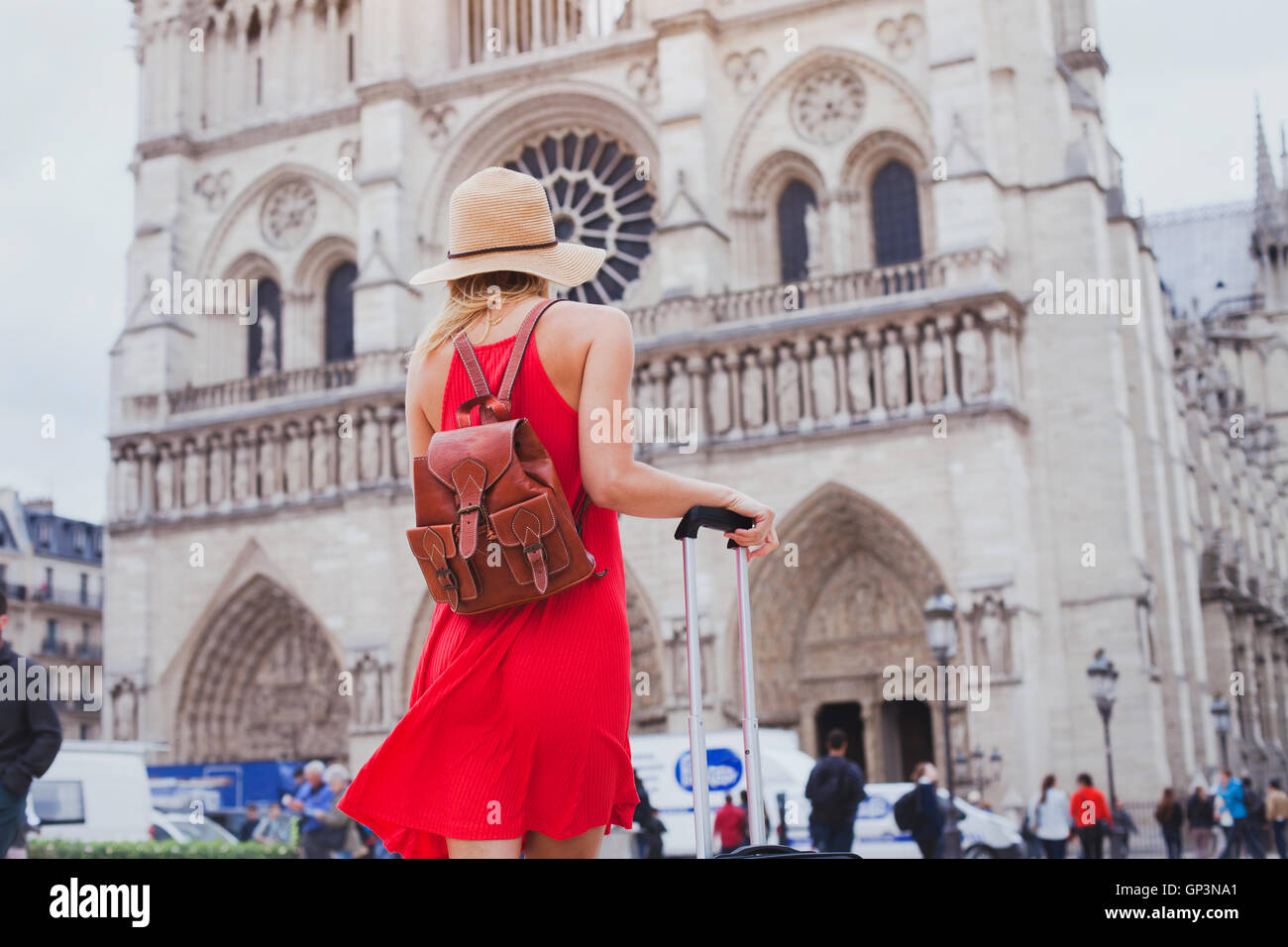 Viaggi in Europa, architettura gotica della chiesa cattolica, turistico guardando la cattedrale di Notre Dame a Parigi, Francia Foto Stock