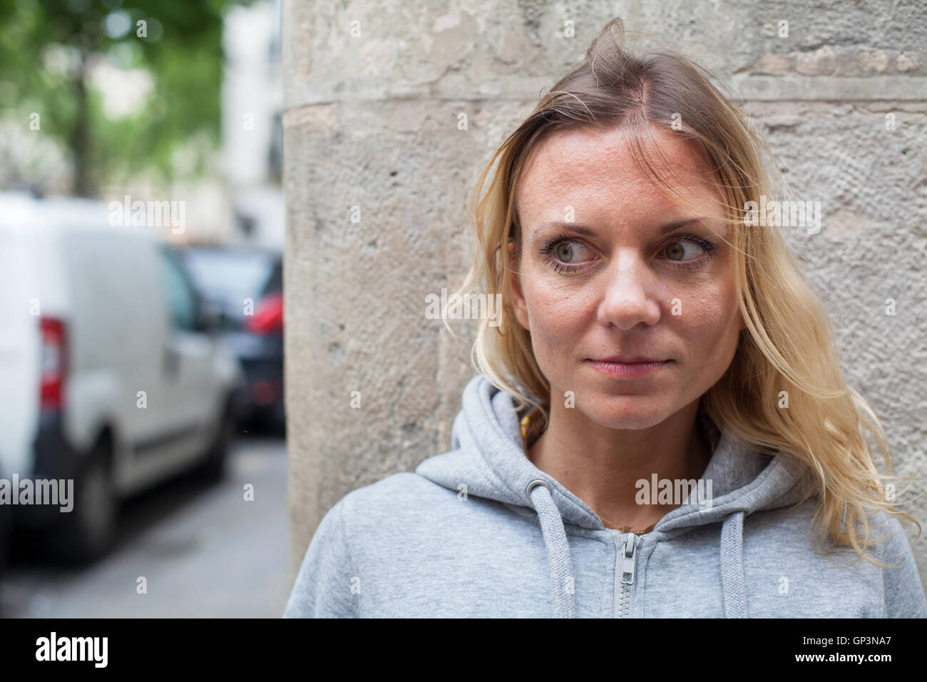 Paure, spaventata donna sulla strada Foto Stock