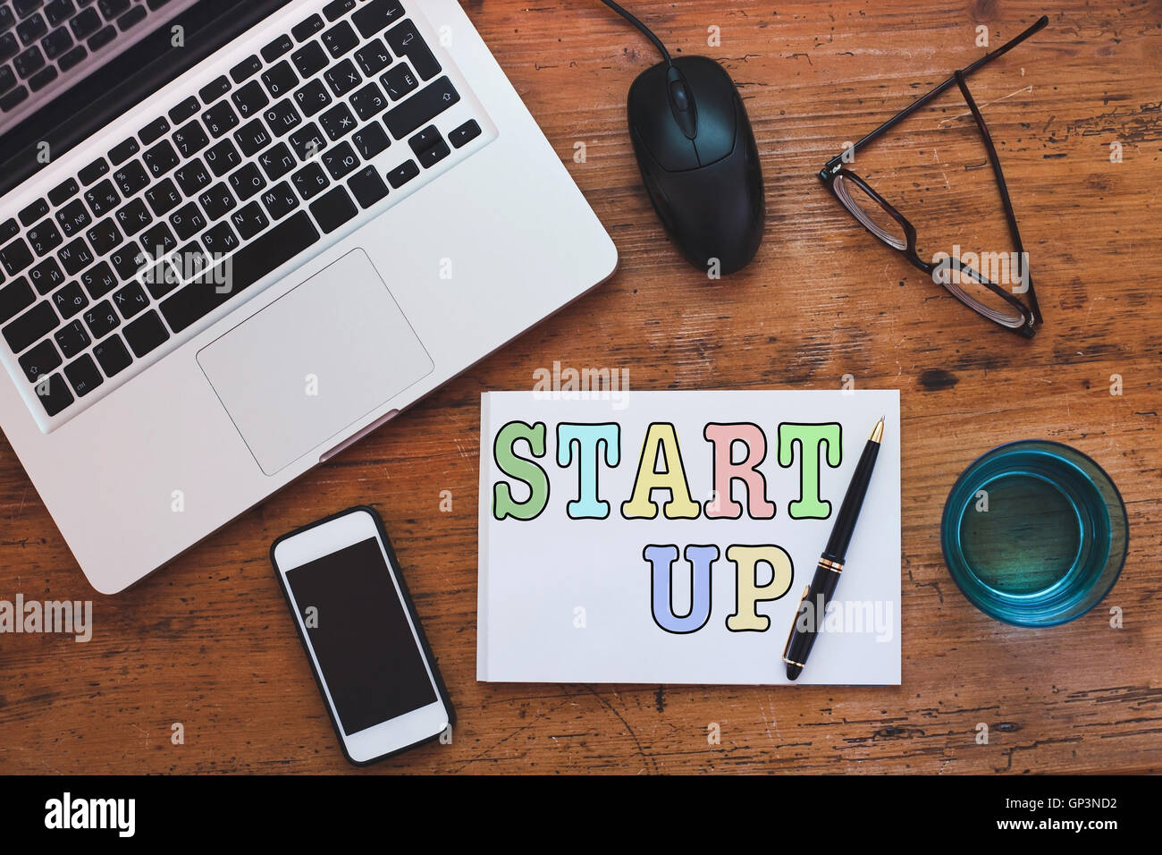 Concetto di avvio, colorato nota scritta nel blocco note Foto Stock