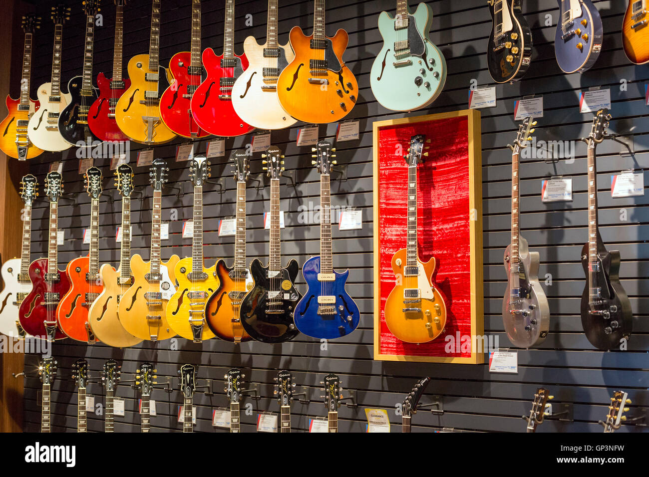 Fort Wayne, Indiana - chitarre elettriche in vendita presso il Sweetwater Strumenti di musica & Pro Audio store. Foto Stock