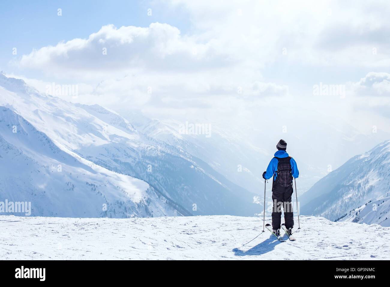 Sci sfondo, sciatore in un bellissimo paesaggio di montagna, vacanze invernali nelle Alpi Foto Stock