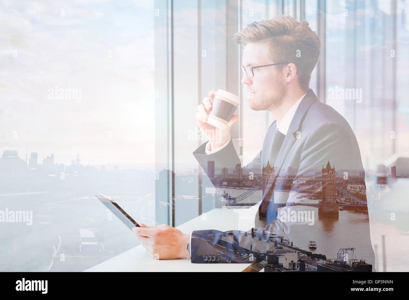 Doppia esposizione di uomo di affari e dello skyline di Londra cityscape Foto Stock