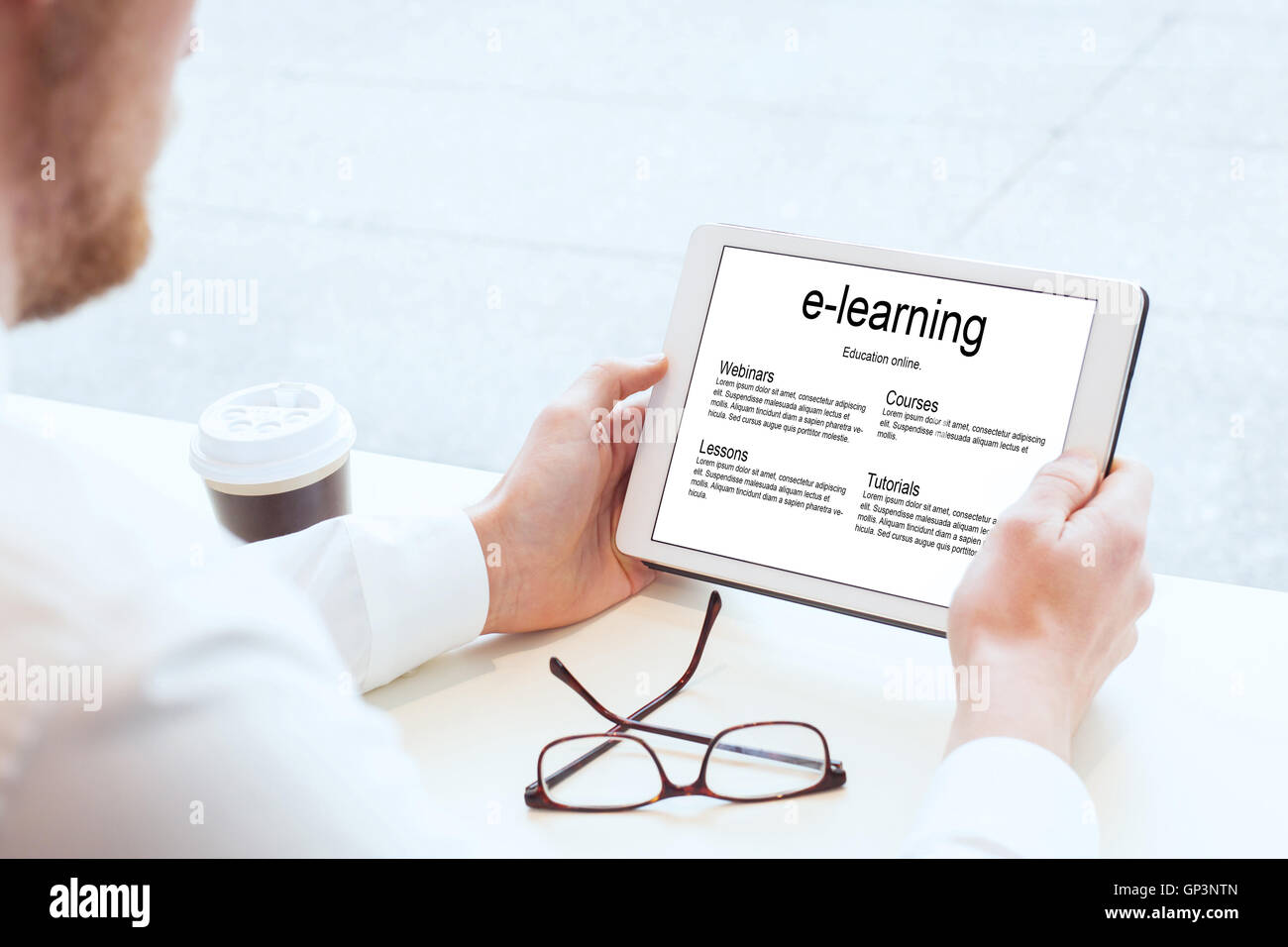 L'e-learning, business education online, le mani con la compressa Foto Stock