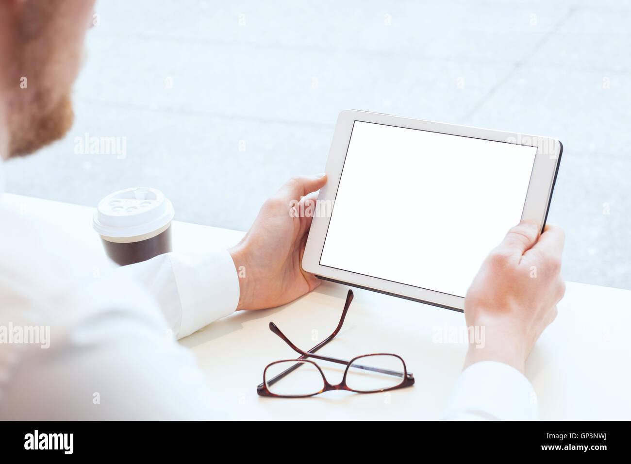 Imprenditore azienda tablet con vuoto schermata bianca vuota, il controllo della posta elettronica Foto Stock