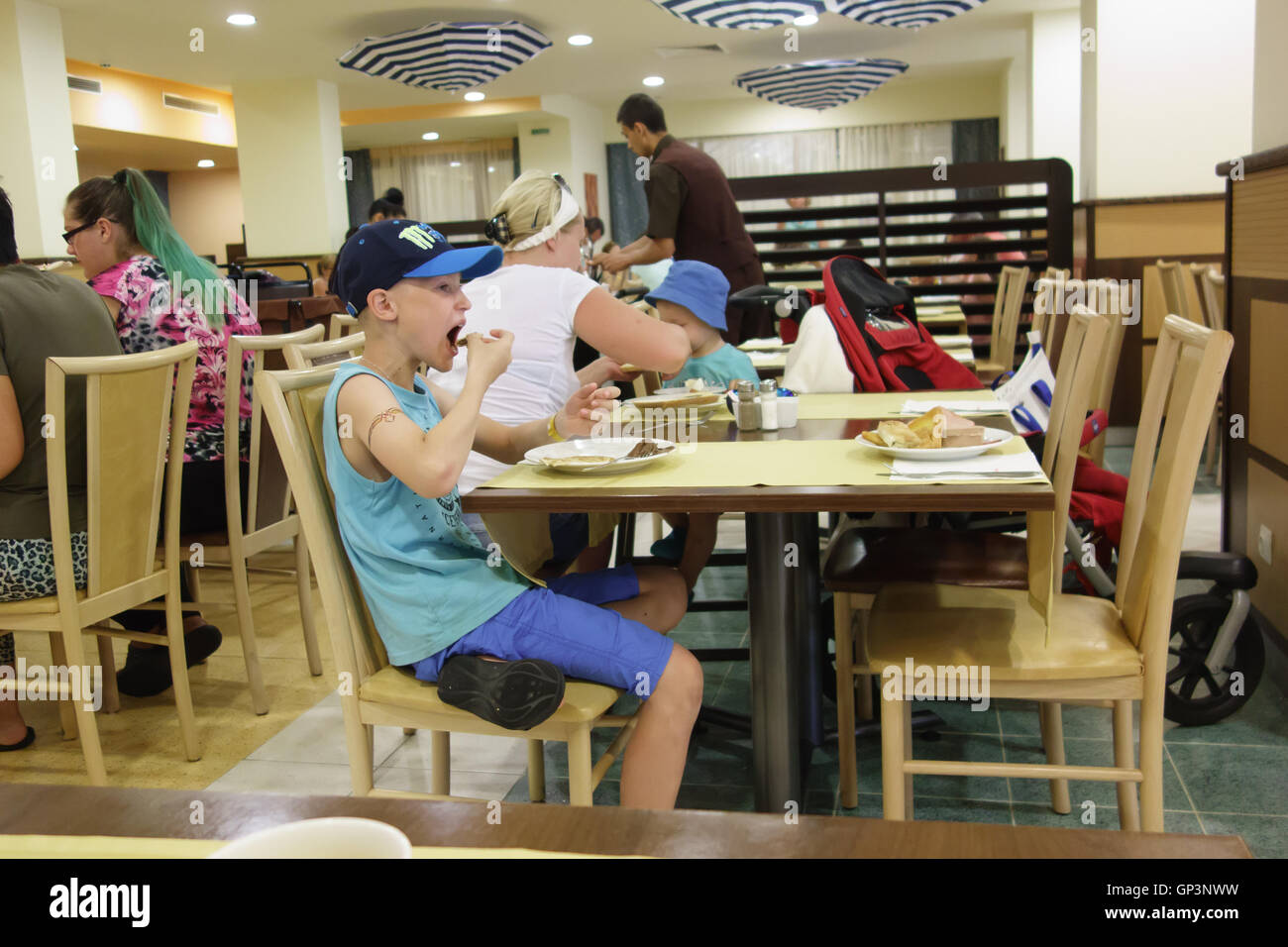 Nessebar, Bulgaria - 23 giugno 2016: Hotel Sol Nessebar chef preparato la cena per gli ospiti. Foto Stock