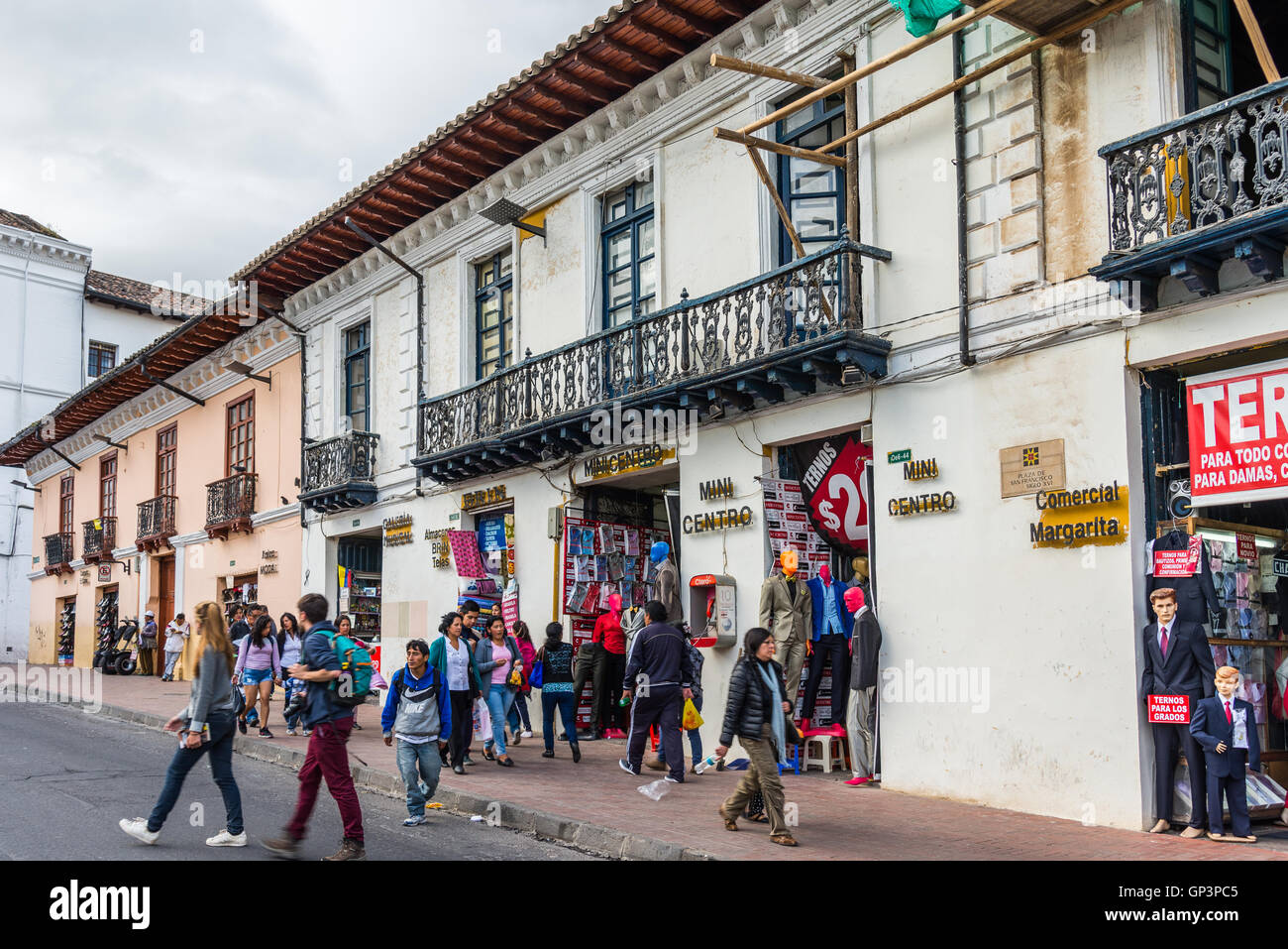 I turisti e la gente del posto si mescolano sulla strada della vecchia città di Quito, Ecuador. Foto Stock