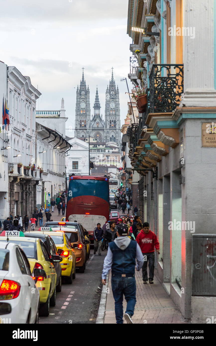 Strada trafficata del centro storico della città di Quito, Ecuador. Foto Stock