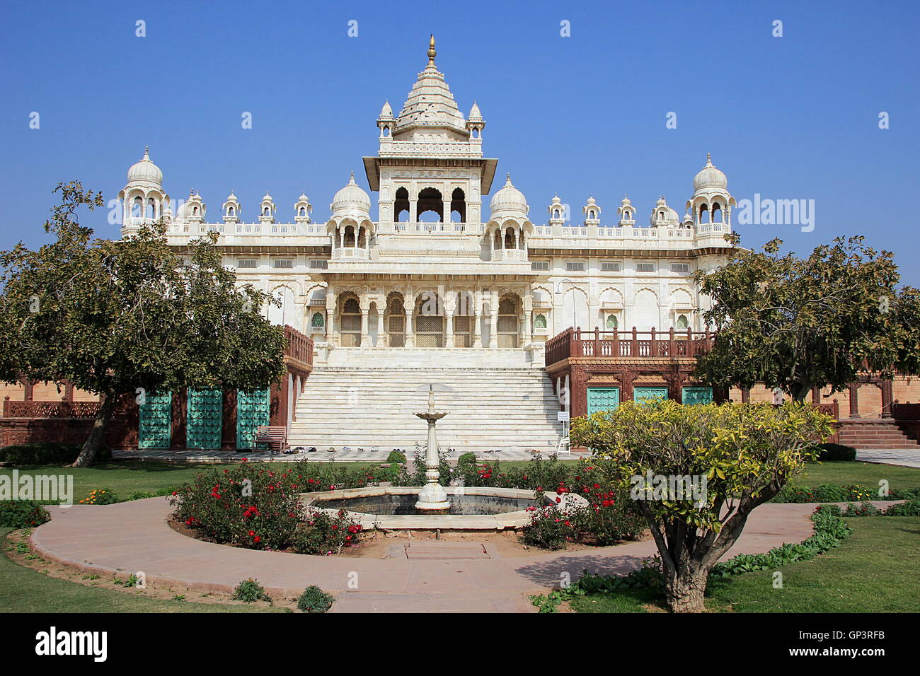 Bella vista della vista frontale di marmo bianco il cenotafio Jaswanth Thada a Jodhpur in Rajasthan, India, Asia Foto Stock