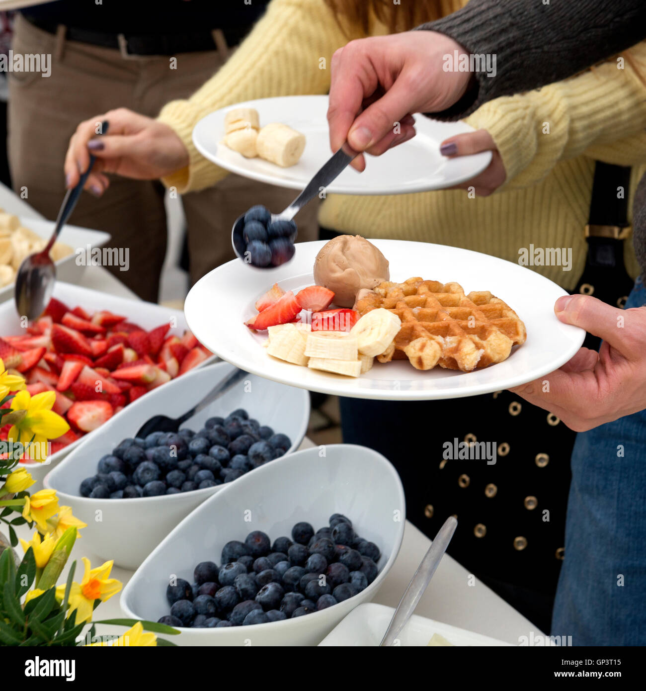 La prima colazione a buffet con cialde di fragole e banane e mirtilli Foto Stock